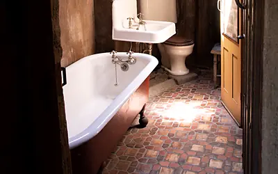 Bathroom with a toilet, basin and clawfoot bath